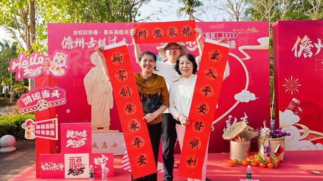 书法家挥毫泼墨，春联传递新年祝福！你收到这份特别的礼物了吗？  第2张