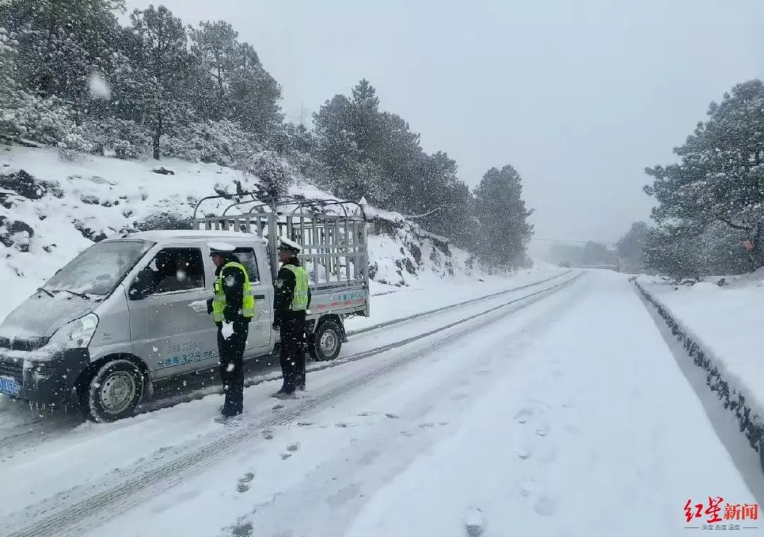 两天四季！攀枝花市民从露腰到穿貂，雪中乐趣你体验过吗？  第3张