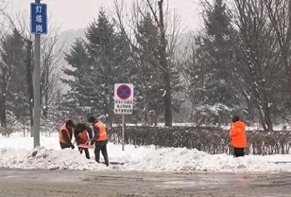 寒夜中的守护者！灯塔市500余名环卫人员连夜除雪，你被他们的坚持感动了吗？
