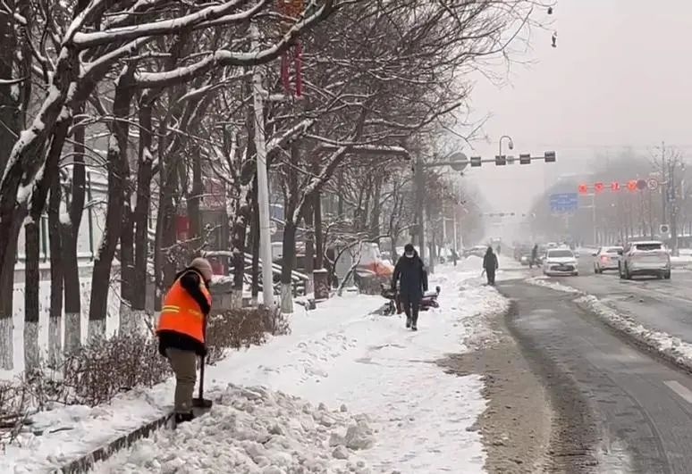 寒夜中的守护者！灯塔市500余名环卫人员连夜除雪，你被他们的坚持感动了吗？  第2张