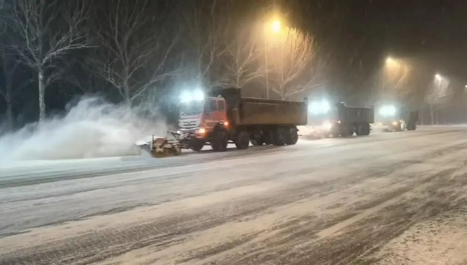 寒夜中的守护者！灯塔市500余名环卫人员连夜除雪，你被他们的坚持感动了吗？  第5张
