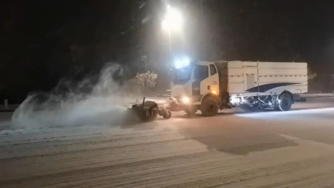 寒夜中的守护者！灯塔市500余名环卫人员连夜除雪，你被他们的坚持感动了吗？  第6张