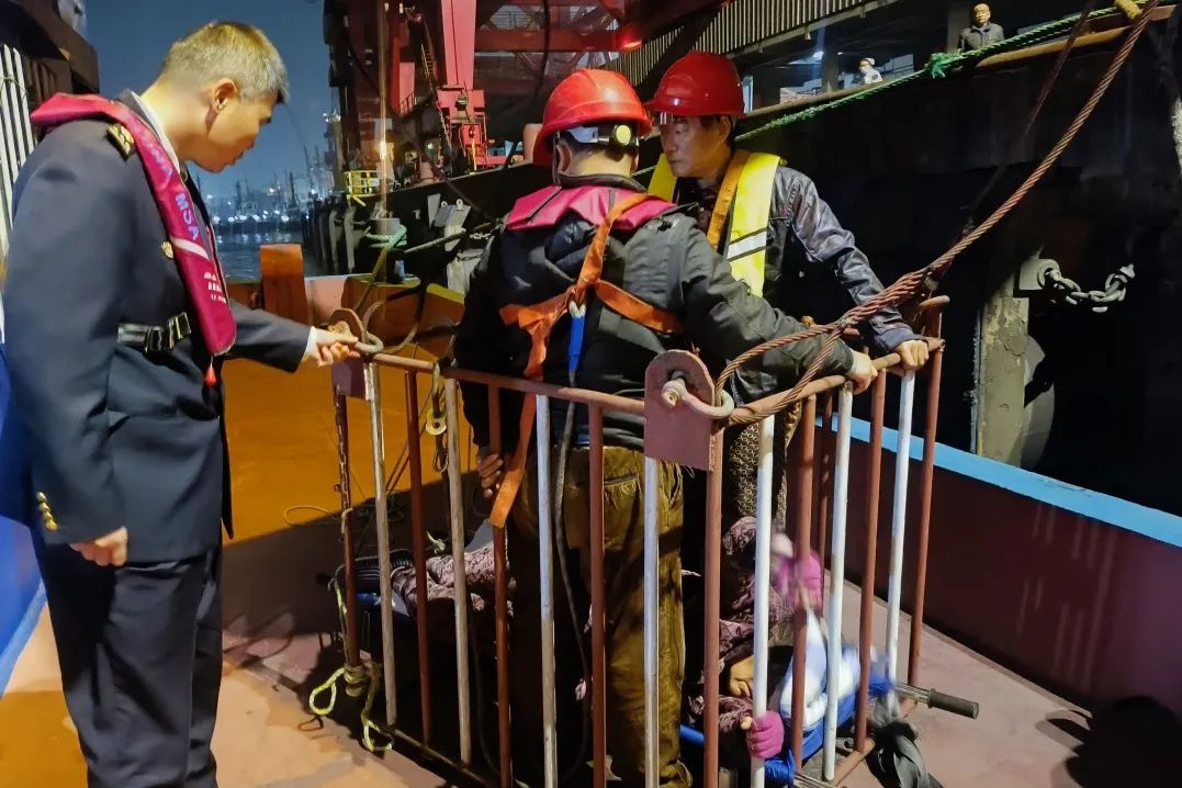 南京港迎来史上最大集装箱船！3万吨级巨轮如何刷新长江航运纪录？  第3张