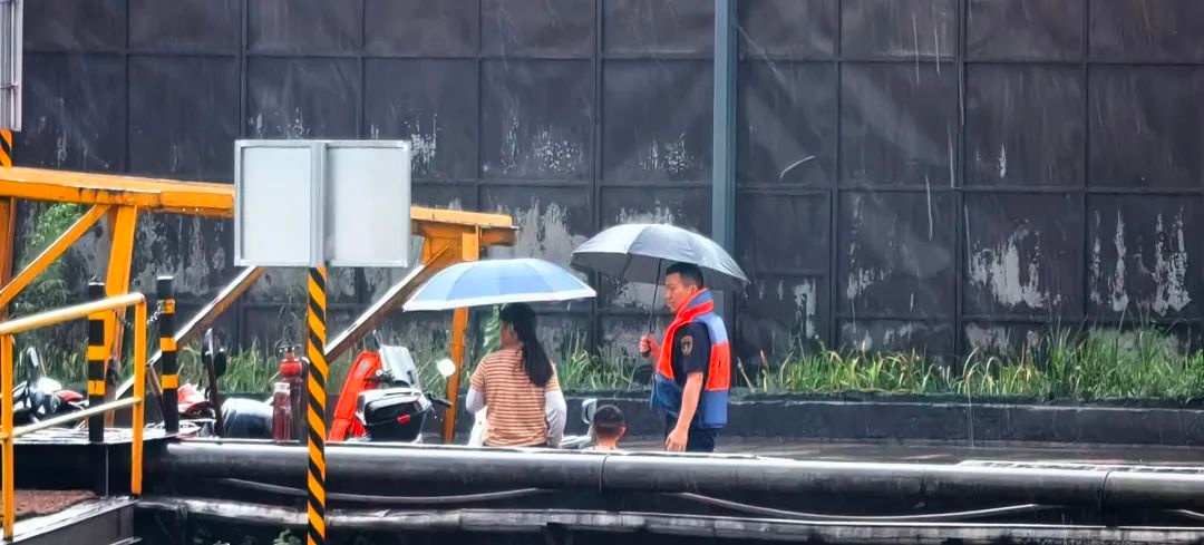 南京港迎来史上最大集装箱船！3万吨级巨轮如何刷新长江航运纪录？  第5张