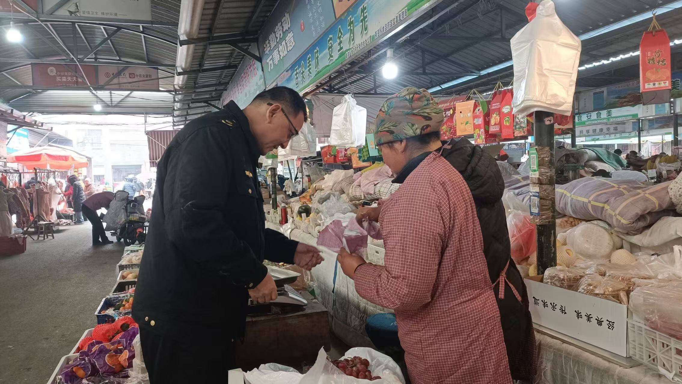 节日临近！检查紧盯多地食品安全，能否让你放心购年货？  第3张