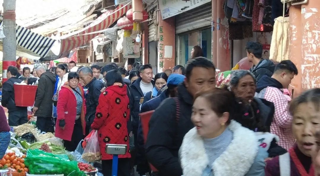 腊月赶集，年味扑面而来！你准备好迎接这份浓浓的人间烟火气了吗？  第1张