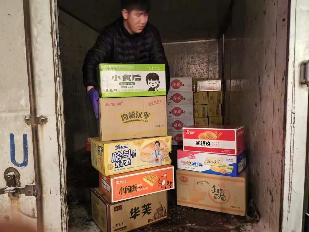 大雪纷飞中，谁在守护我们的出行安全？环卫工人的暖心故事  第2张