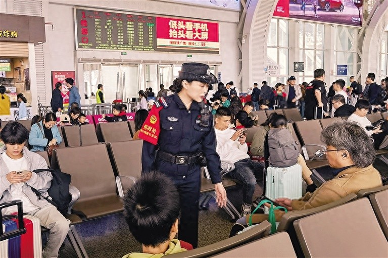 春运期间海口东站人潮涌动！这群坚守岗位的人能否守护好旅客平安出行？  第1张