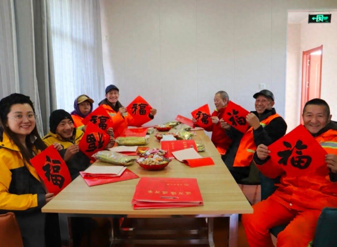 春节遇大雪！户外劳动者艰难工作，乌兰浩特工会驿站成温暖港湾？