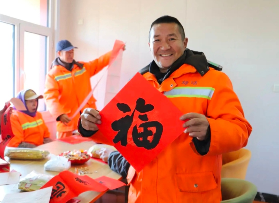 春节遇大雪！户外劳动者艰难工作，乌兰浩特工会驿站成温暖港湾？  第2张