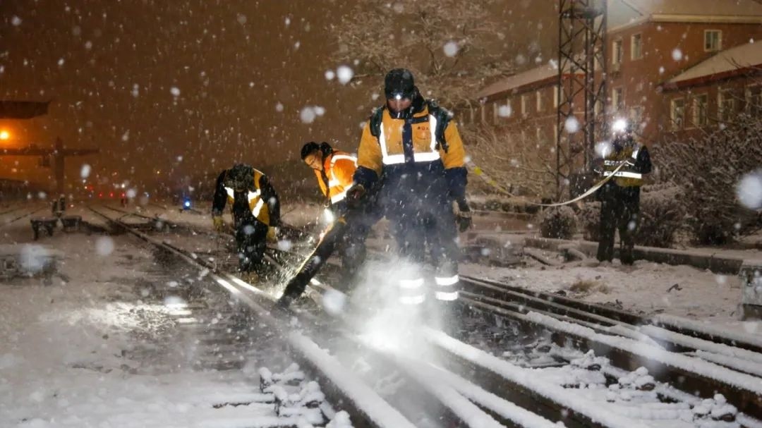 春节遭遇风雪寒潮！8000余职工守护7000余组道岔，国铁沈阳局如何护你平安回家？