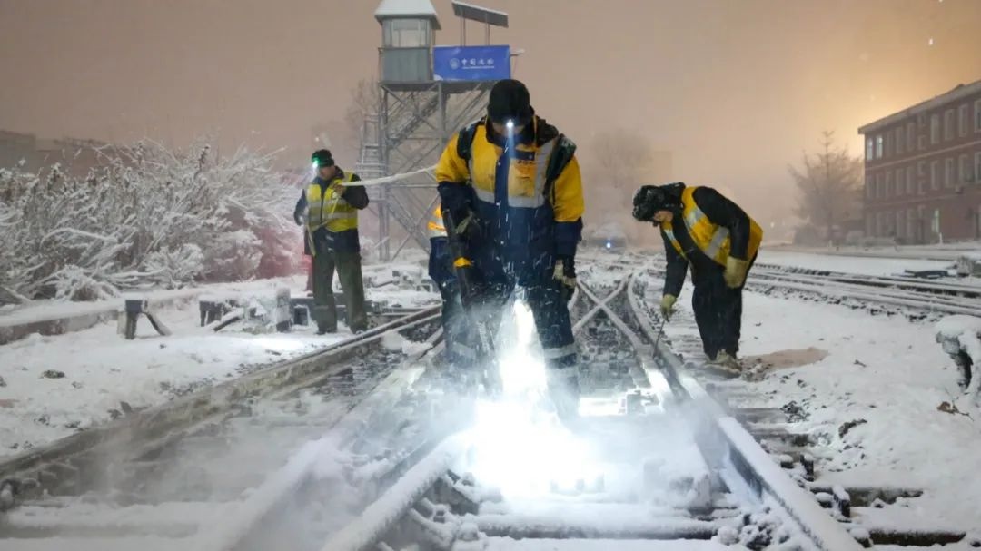 春节遭遇风雪寒潮！8000余职工守护7000余组道岔，国铁沈阳局如何护你平安回家？  第3张
