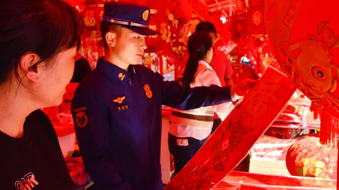 想知道西双版纳森林消防大队勐腊中队蓝朋友们准备了啥年货？速来看  第4张