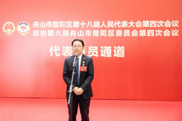 委员通道首次亮相！普陀大剧院内，5位政协委员如何直面镜头传递民心民意？  第1张