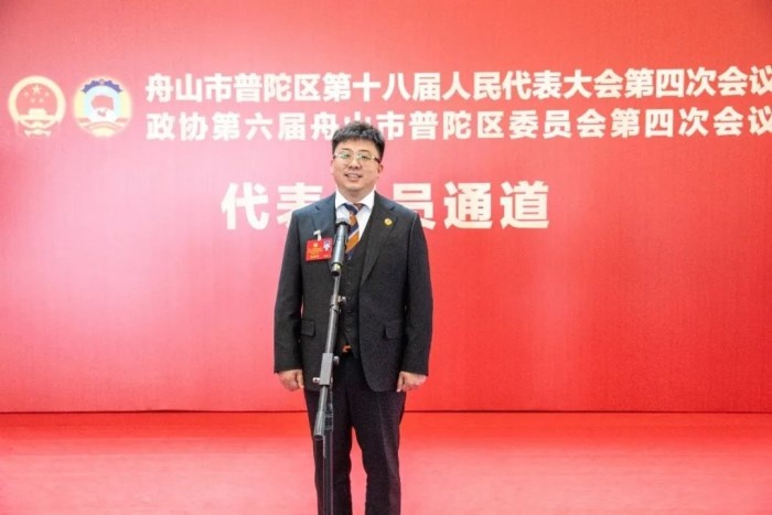 委员通道首次亮相！普陀大剧院内，5位政协委员如何直面镜头传递民心民意？  第2张