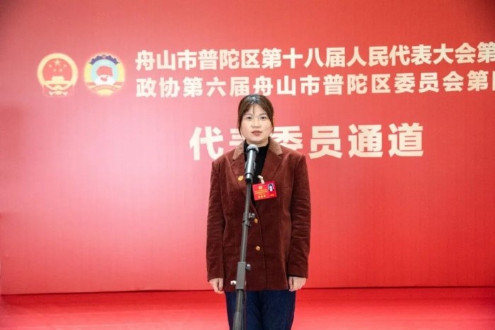 委员通道首次亮相！普陀大剧院内，5位政协委员如何直面镜头传递民心民意？  第3张