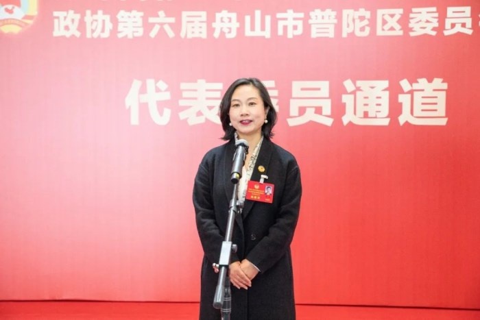 委员通道首次亮相！普陀大剧院内，5位政协委员如何直面镜头传递民心民意？  第5张