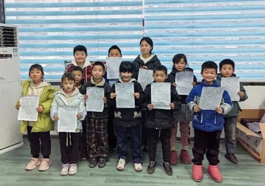 铜仁市阳光志愿者协会如何用书法和剪纸为社区儿童护航？  第1张