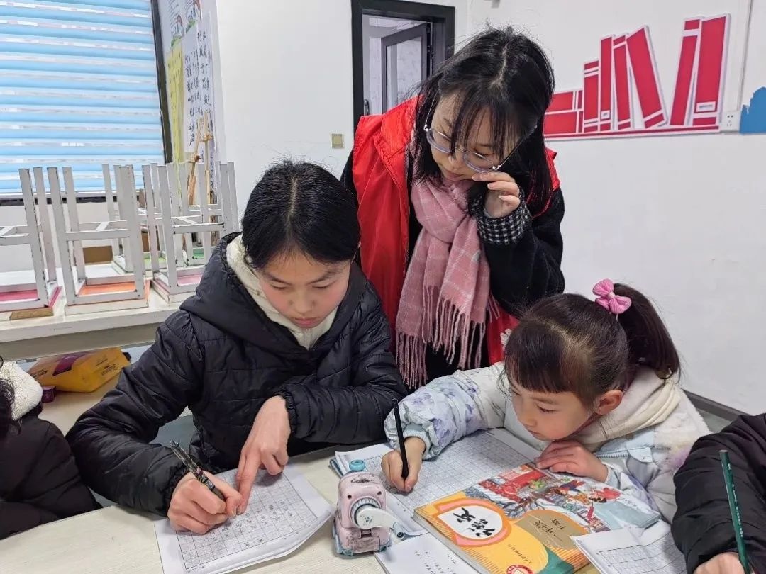 铜仁市阳光志愿者协会如何用书法和剪纸为社区儿童护航？  第2张