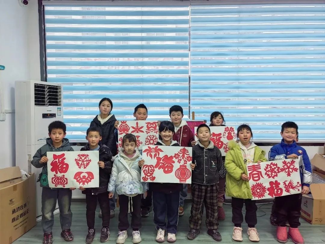 铜仁市阳光志愿者协会如何用书法和剪纸为社区儿童护航？  第3张