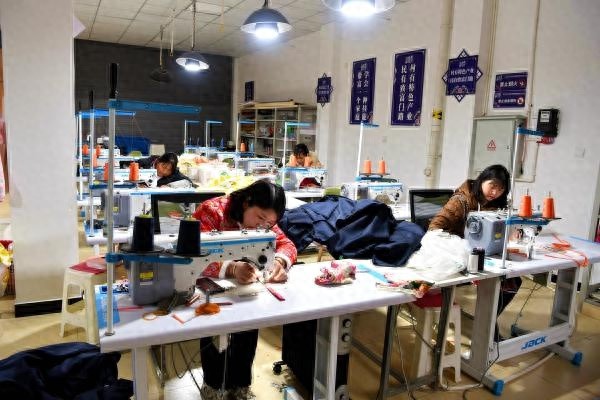 汶川县来料加工致富工坊如何助力当地群众实现家庭与事业双丰收？