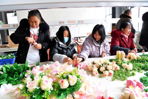 汶川县来料加工致富工坊如何助力当地群众实现家庭与事业双丰收？  第2张