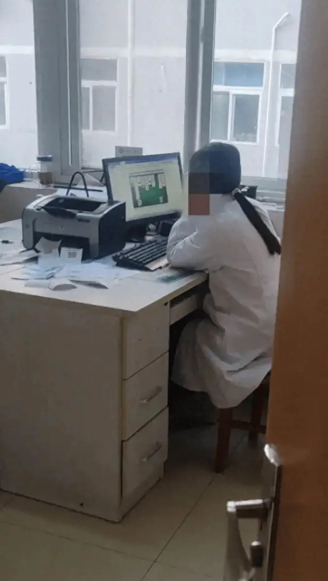 医生上班打游戏，患者排队一小时！医院管理如此松懈，谁来为患者负责？  第1张