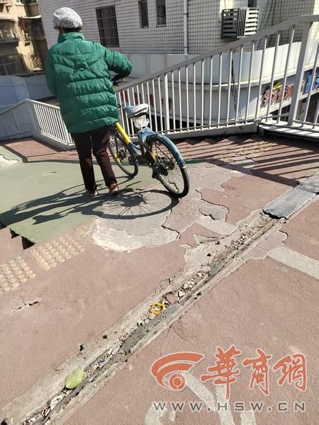 西安南二环天桥破损严重，行人安全谁来保障？  第2张