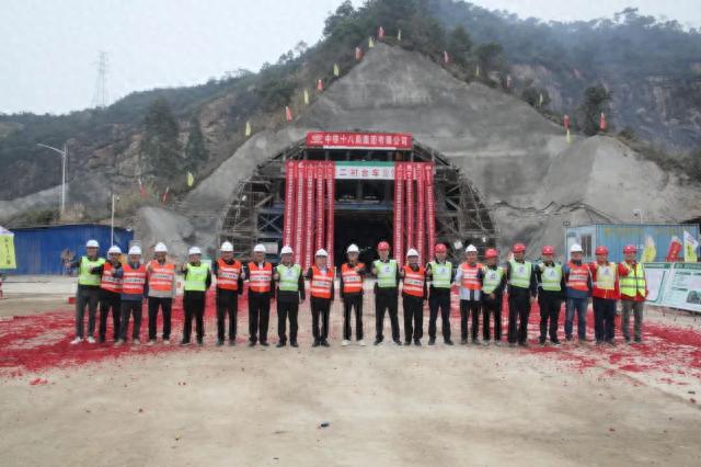 全国跨度最大的小净距隧道贯通！江鹤高速公路改扩建项目取得重大突破，你知道吗？  第1张