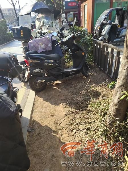 西安南二环人行道被电动车和共享单车霸占，市民通行难，谁来管管？  第3张