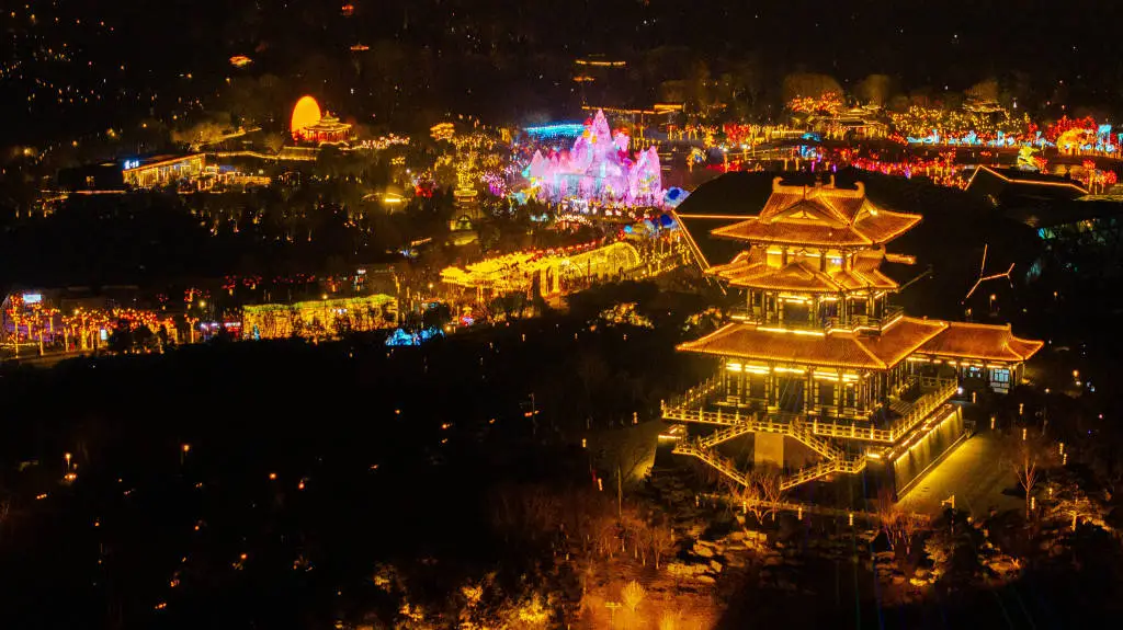数万游客涌入唐山南湖景区，只为这即将闭幕的灯会！你还没看过吗？