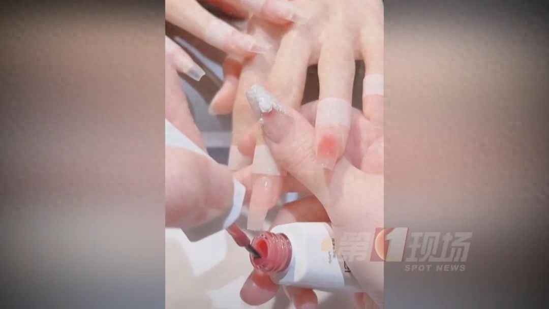 美甲竟然可能致命？医生紧急提醒：关键时刻留一根原色指甲救你一命