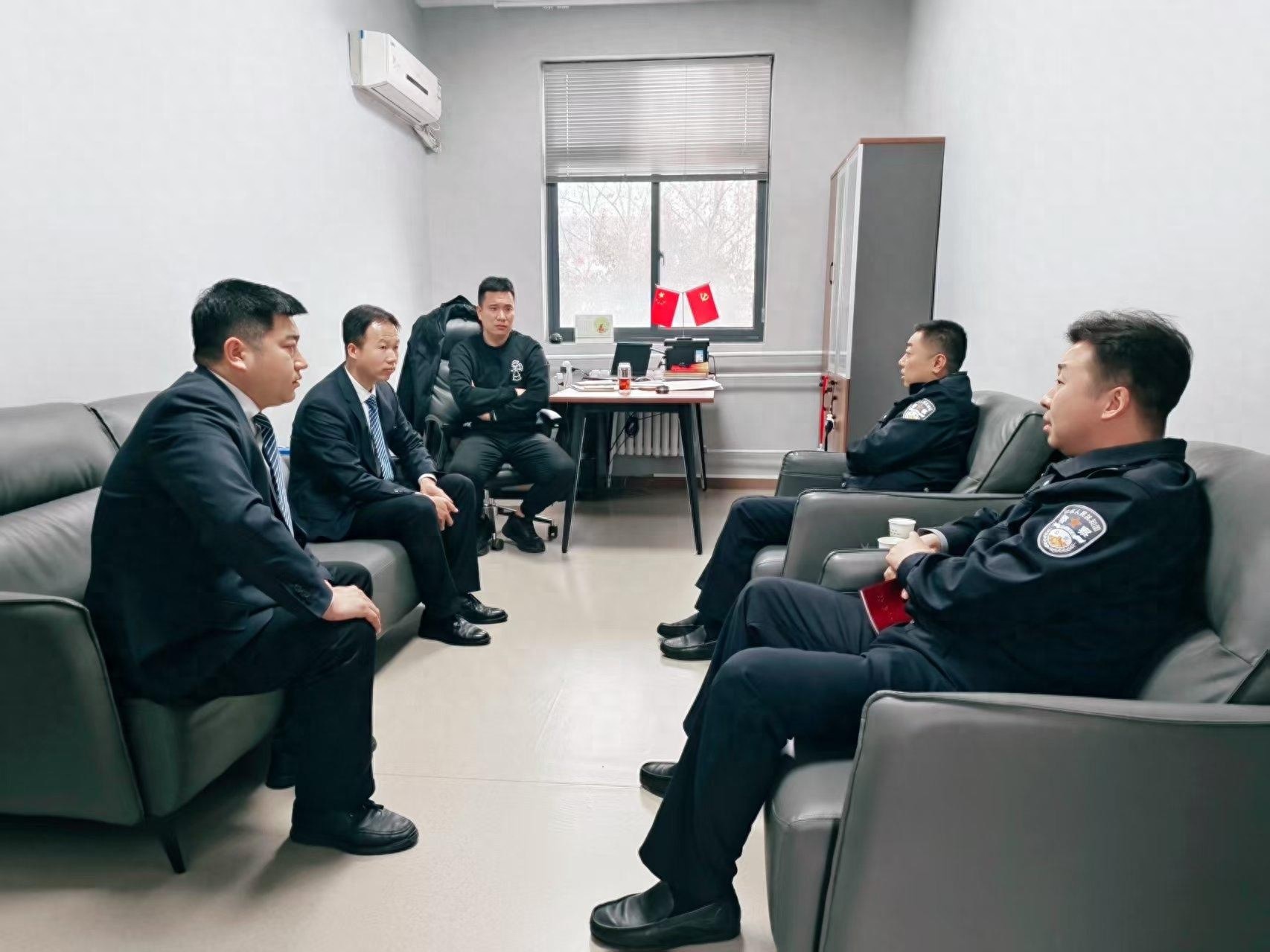 西安老城区夜间停车难题终得解！五家企业联手推出2100余个泊位，你还在为停车烦恼吗？