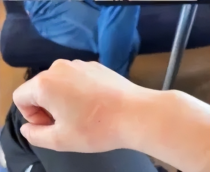 高铁上脱鞋放脚还打人！这样的不文明行为你还能忍吗？  第2张