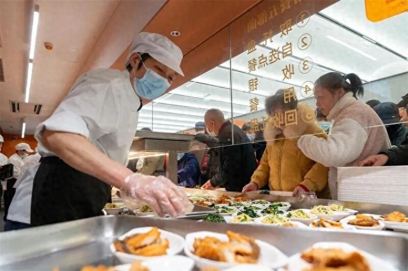 地铁站内竟开食堂？苏州广济南大食堂日均服务2600单，周边商业暴涨30%  第1张