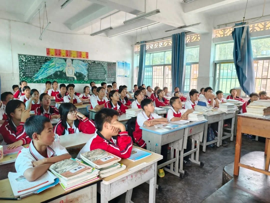 你知道未成年人犯罪的红线在哪里吗？这堂法治课让50名学生大开眼界