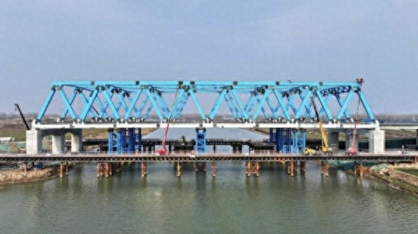 济南至宁津高速徒骇河大桥主跨合龙，智慧建造如何攻克多重技术难关？