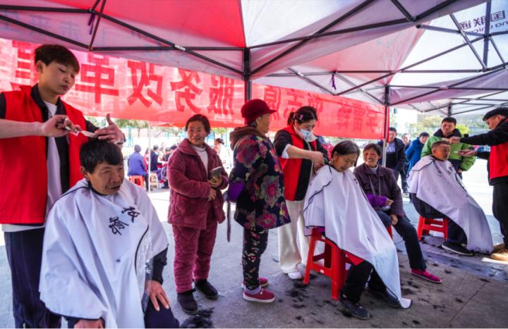 雷锋精神再现！沿河自治县多部门联手，为社区老人义诊义剪，你感受到了吗？  第2张