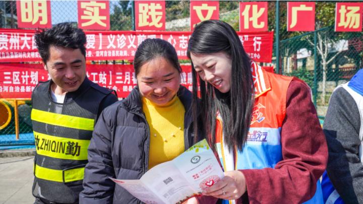 雷锋精神再现！沿河自治县多部门联手，为社区老人义诊义剪，你感受到了吗？  第3张