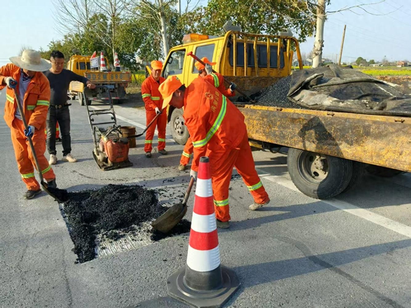 洪湖公路大变样！90人10台设备3个月做了什么，让出行更安全舒心？