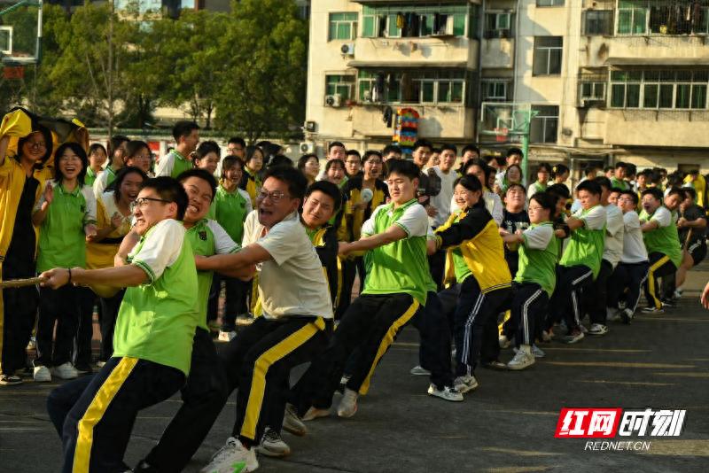 桃源九中拔河比赛现场气氛热烈，班级凝聚力如何被激发？