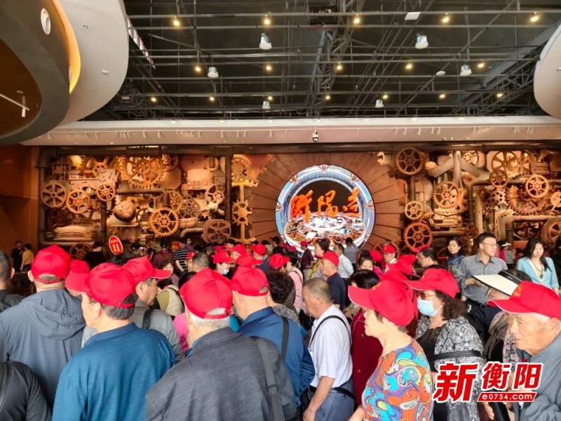 700名银发游客为何专程探访湘见·建湘工业文化街区?揭秘70年工业记忆的华丽转身 第2张 700名银发游客为何专程探访湘见·建湘工业文化街区?揭秘70年工业记忆的华丽转身 第2张