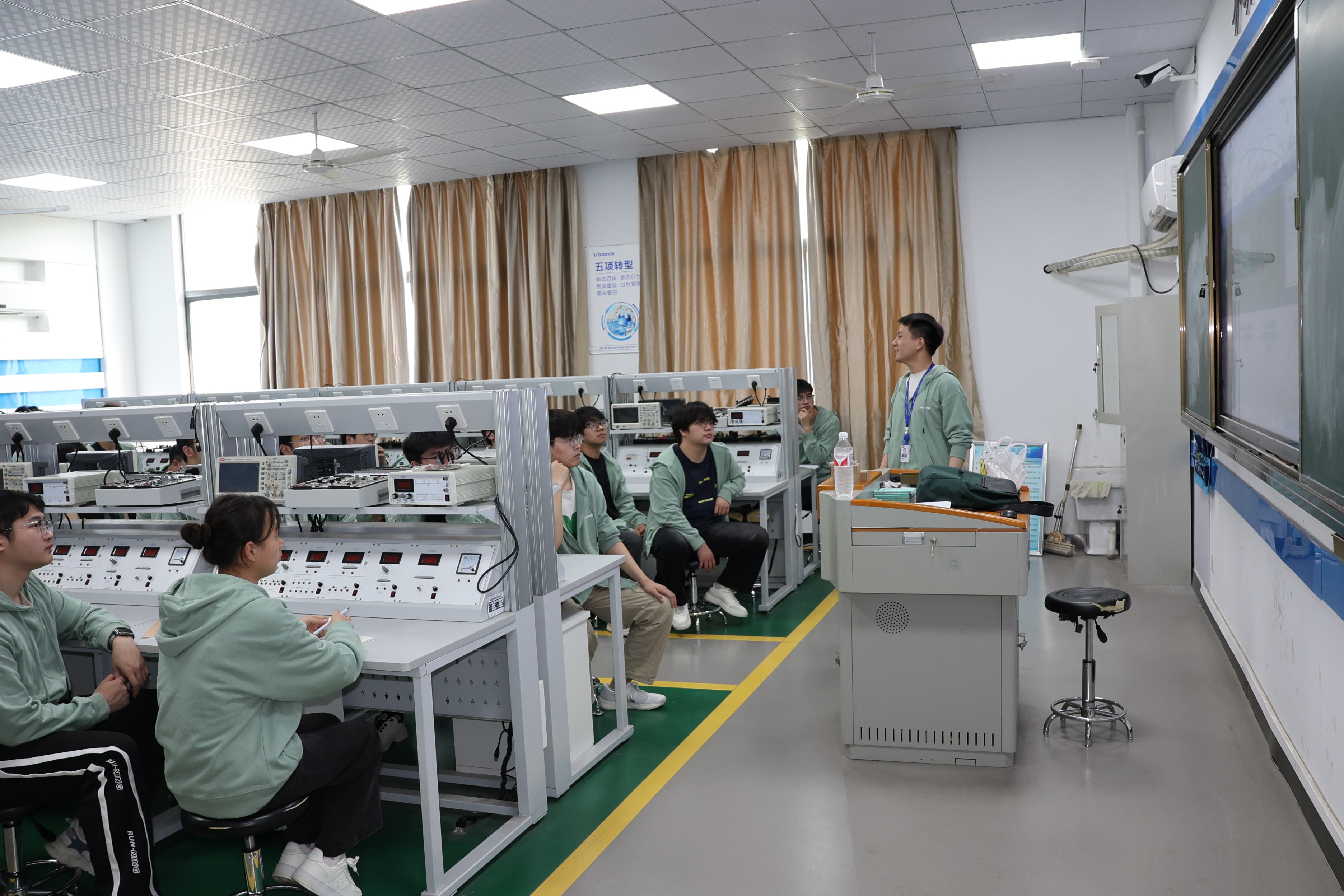 校企合作再升级！京东方、维信诺与合肥职业技术学院强强联手，未来人才将如何培养？  第1张