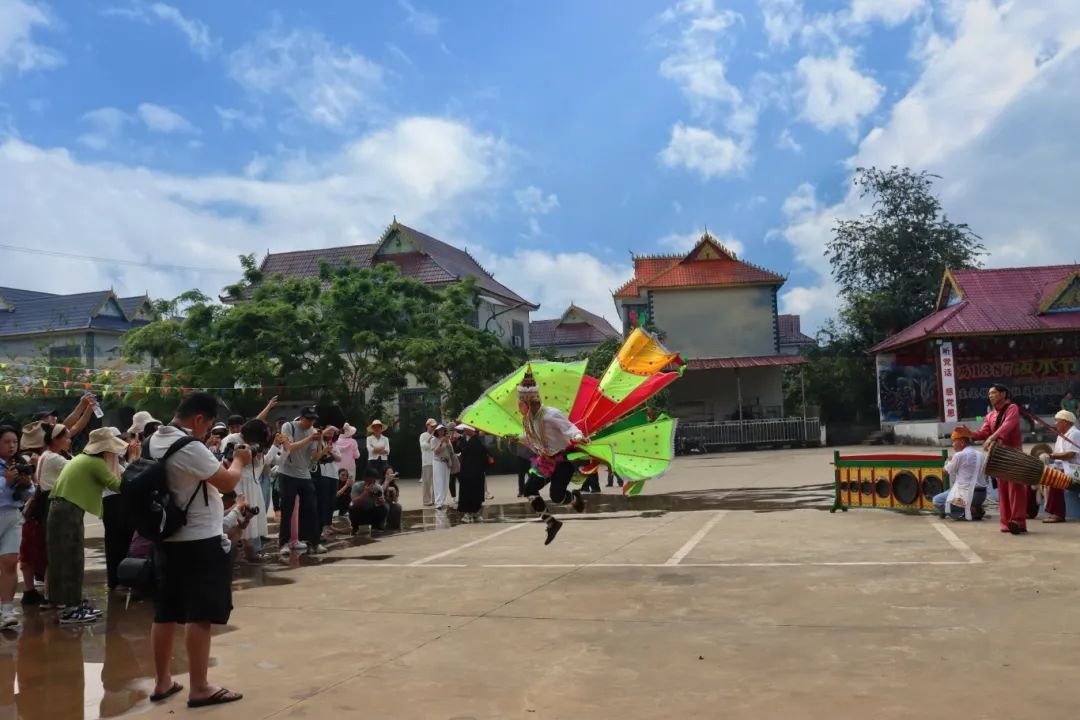 云南临沧：云雾缭绕的原始部落、万亩茶园与金黄麦浪，你准备好探索这片秘境了吗？  第4张