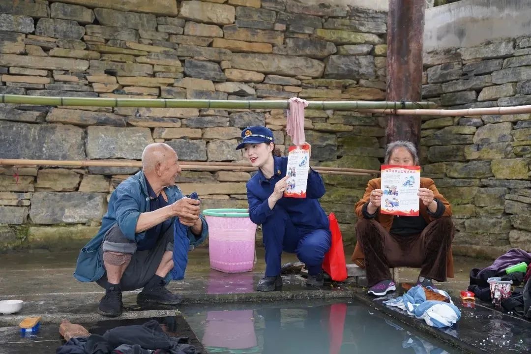湖南消防创新推出移动课堂，竟让市民纷纷拍照合影！这是什么神奇操作？  第2张