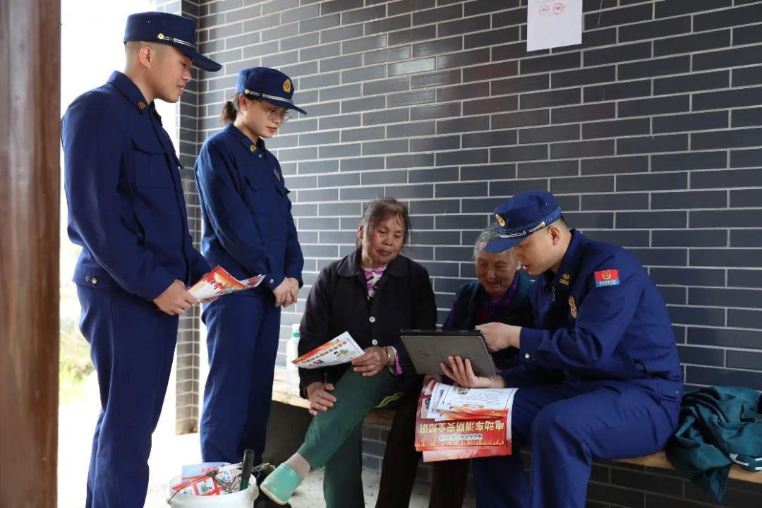 湖南消防创新推出移动课堂，竟让市民纷纷拍照合影！这是什么神奇操作？  第4张
