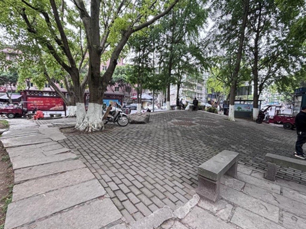 峨眉山市暖心服务！临时水果市场让果农市民双赢，你感受到了吗？