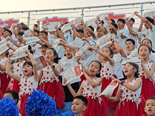 300多名足球少年齐聚云南玉昆，为何在赛前高唱卖报歌？