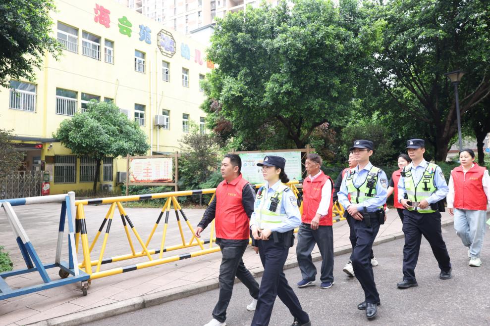 重庆9位社区民警如何用脚步丈量8D魔幻之城，织就平安密码？  第2张