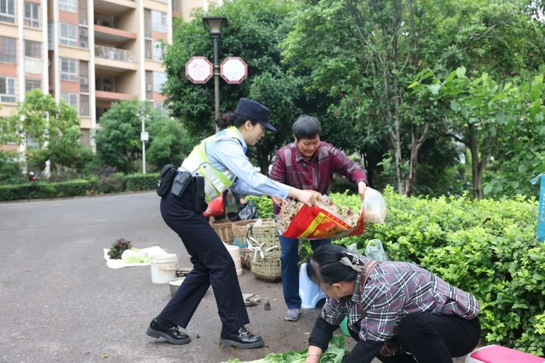 重庆9位社区民警如何用脚步丈量8D魔幻之城，织就平安密码？  第3张